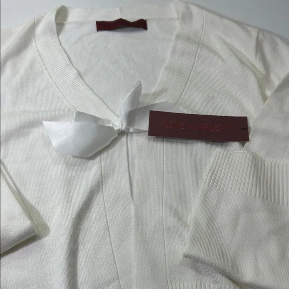 Elegant Women's V-Neck Sweater in Cream - Picture 8 of 16